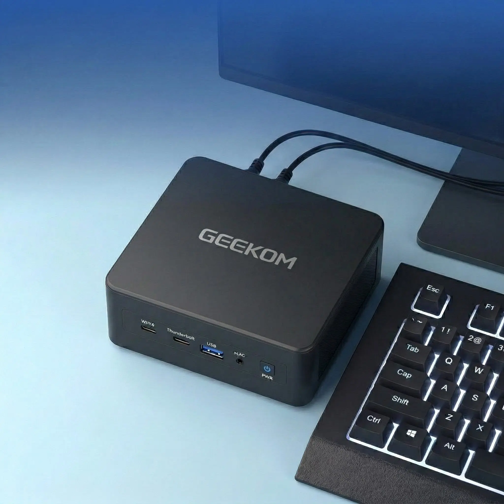 Mini PC GEEKOM ultra compacta en escritorio corporativo